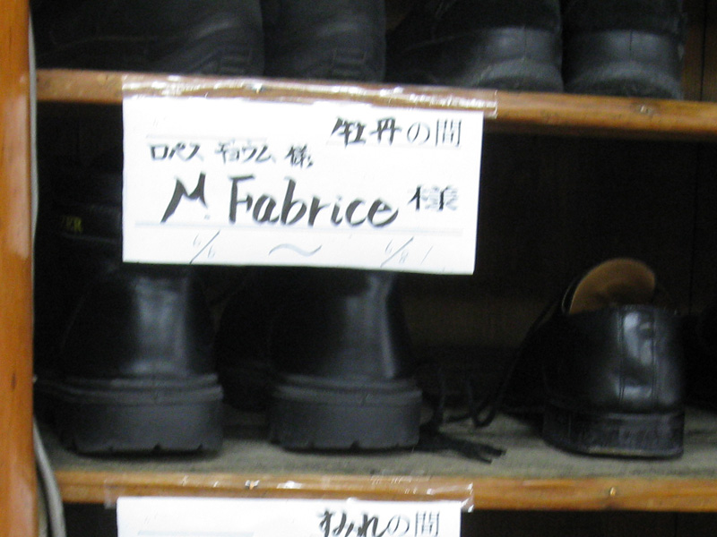 Lemplacement pour chaussures rserv  « Monsieur Fabrice »