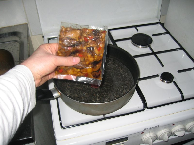 la prparation de fondue pour fruits de mer ajoute dans leau