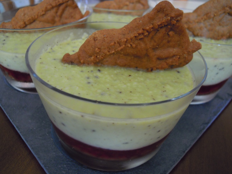 Crème kiwi-coco sur lit de fraises et spéculoos