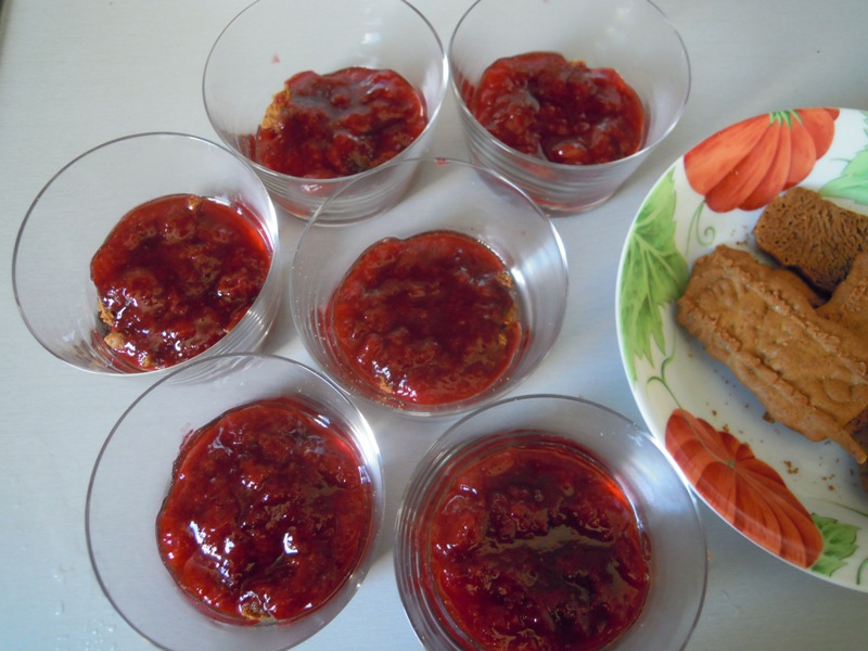 Les verrines avec la confiture de fraise