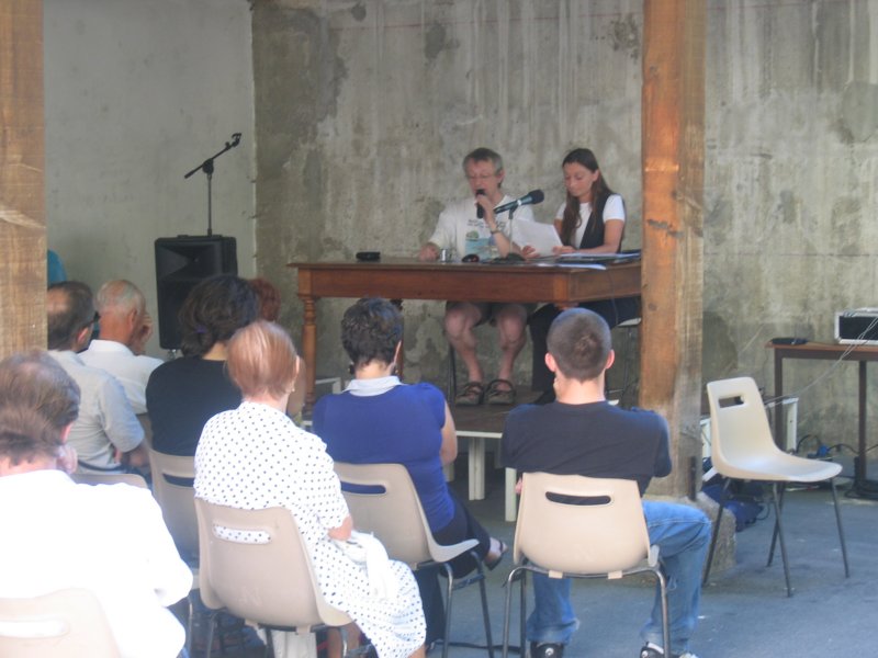 Claude Ecken et Vanessa Bellagamba lisant un texte de Catherine Dufour