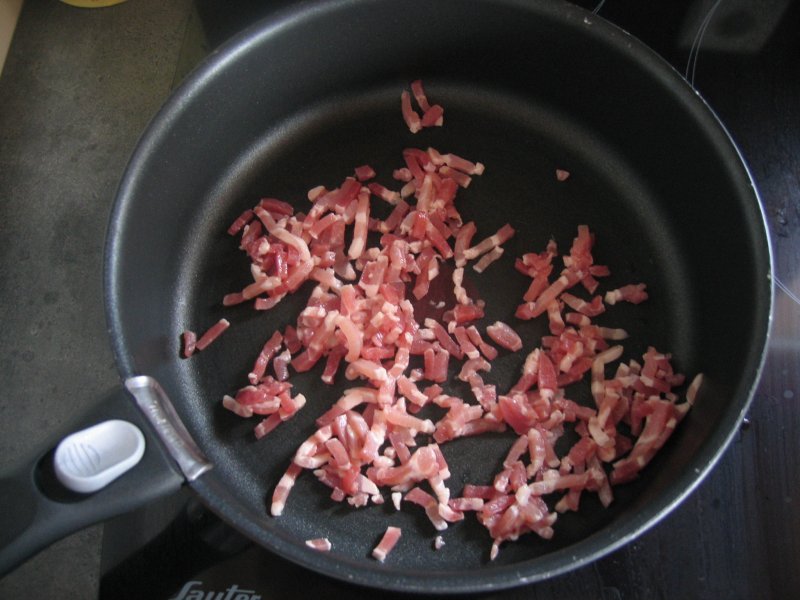 les lardons dans la poêle
