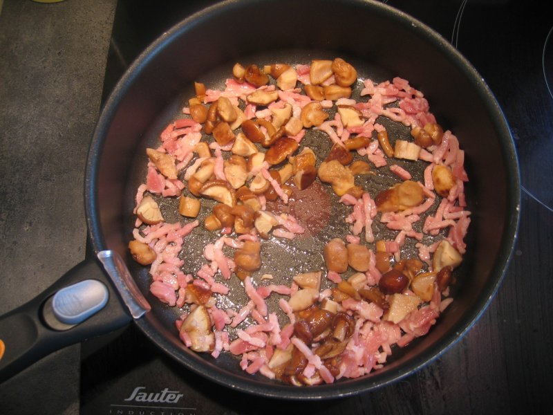 les lardons et les champignons dans la poêle

