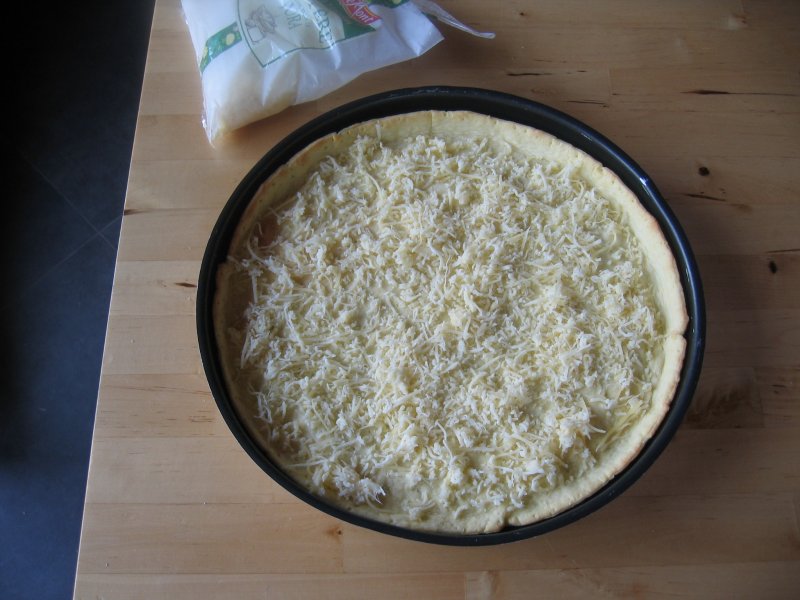 le fond de tarte avec le fromage râpé