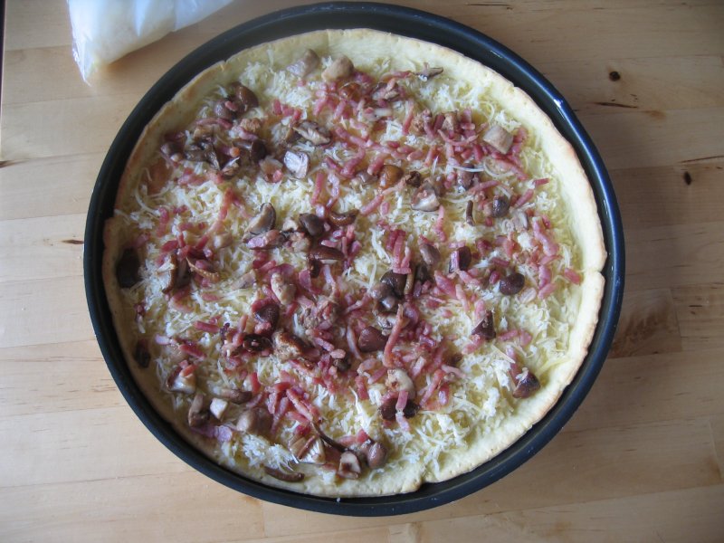 le fond de tarte avec le fromage, les lardons et les champignons