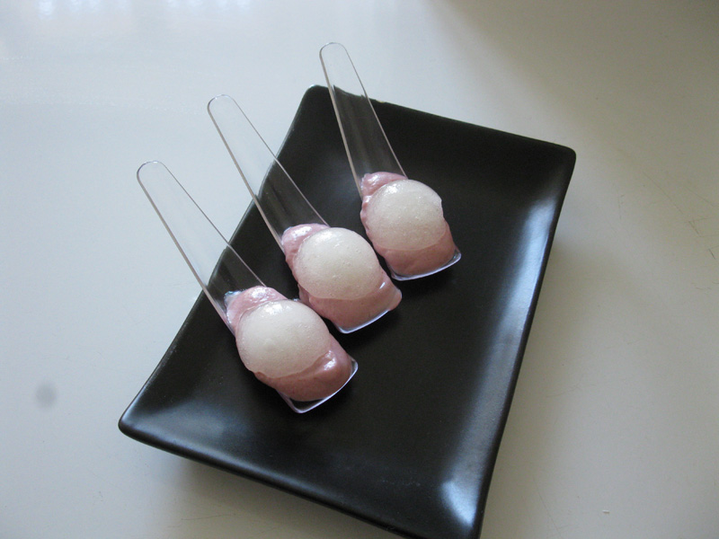 Bulle de rosée, sphère de jus de litchi sur crème à la framboise