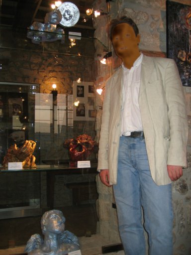 Notez que derrière la vitrine, il y avait une exposition de photographies... intéressantes  ;-)