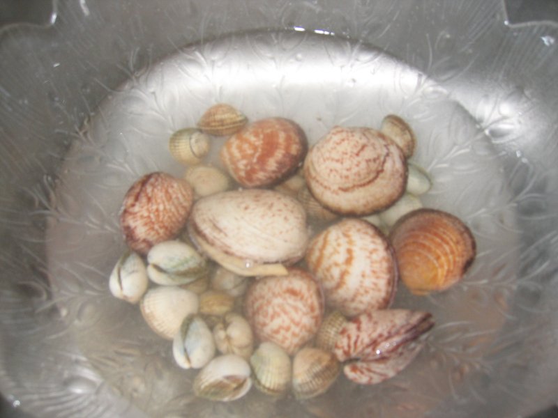 coquillages à la normande, les coquillages (bien vivants) en train de dégorger