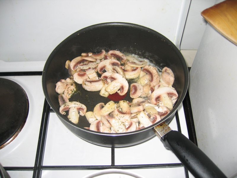 coquillages à la normande, les champignons en train de cuire