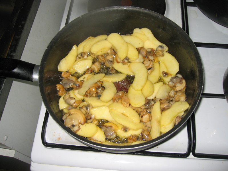 coquillages à la normande, les pommes avec les coquillages