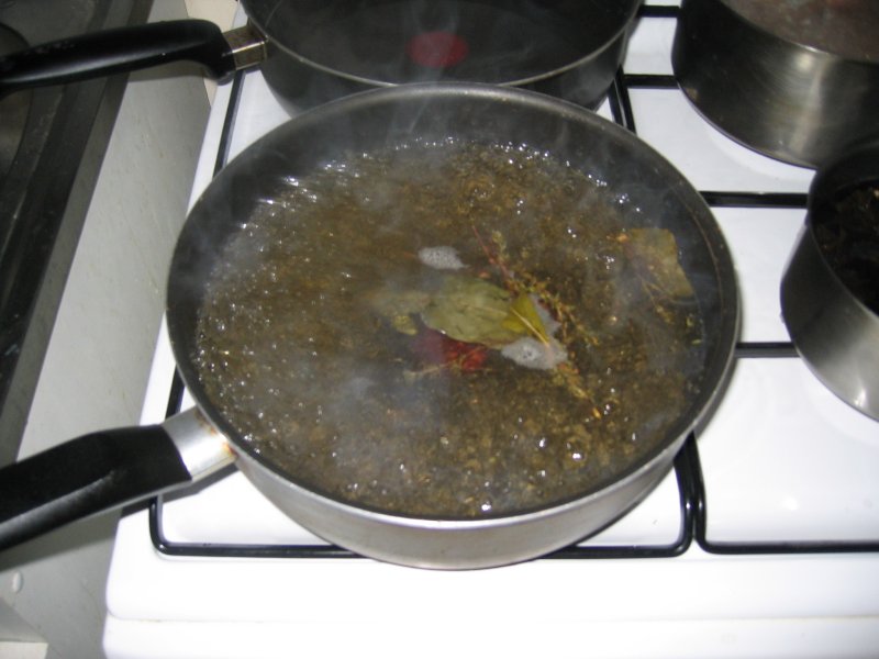 l’eau salée avec le bouquet garni en train de bouillir