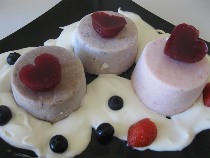 Trio de parfaits aux myrtilles et aux fraises