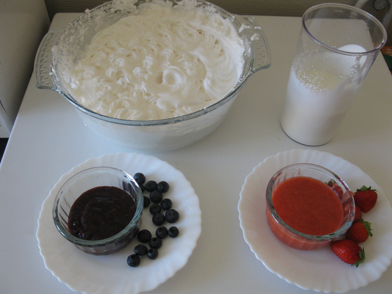 Meringue à l’italienne,
crème fouettée, purée de fraises et purée de myrtilles