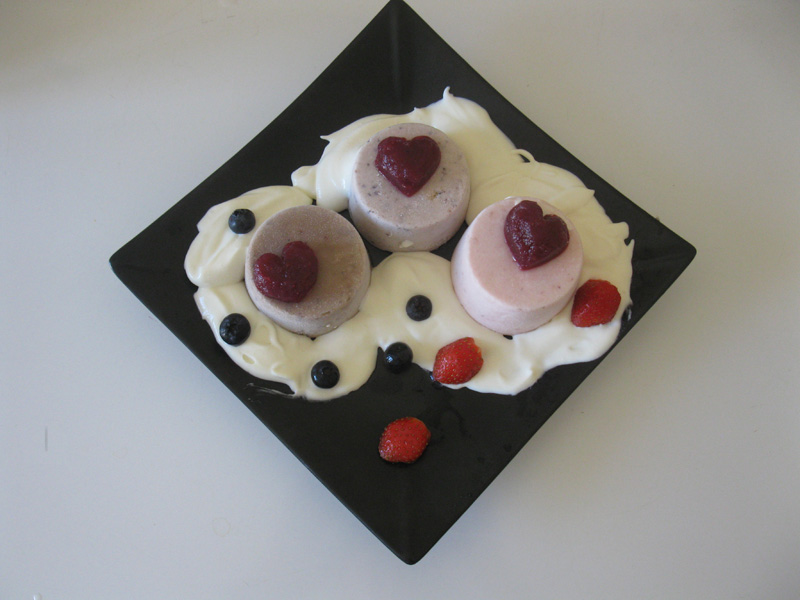 Trio de parfaits aux myrtilles et aux fraises 